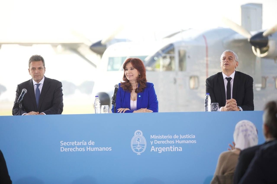 Cristina Fernández acompaña a Sergio Massa en su primer acto como precandidato presidencial en Aeroparque. 