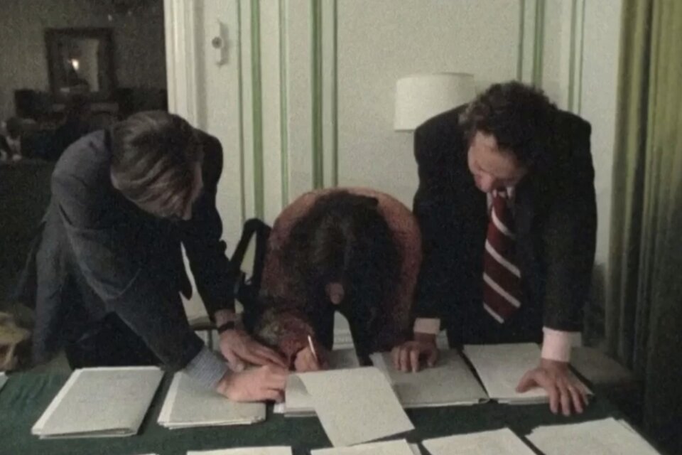 John Lennon en el momento en que firmó el contrato de separación de The Beatles. (Foto: Gotta Have Rock and Roll)