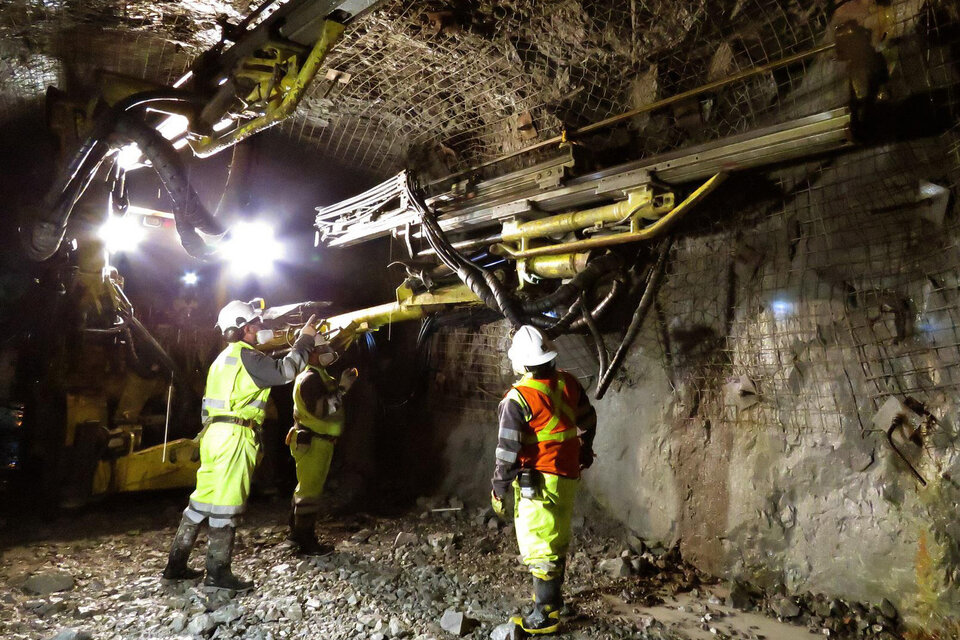 Minera Santa Cruz redujo un 25% el sueldo a 220 de los trabajadores