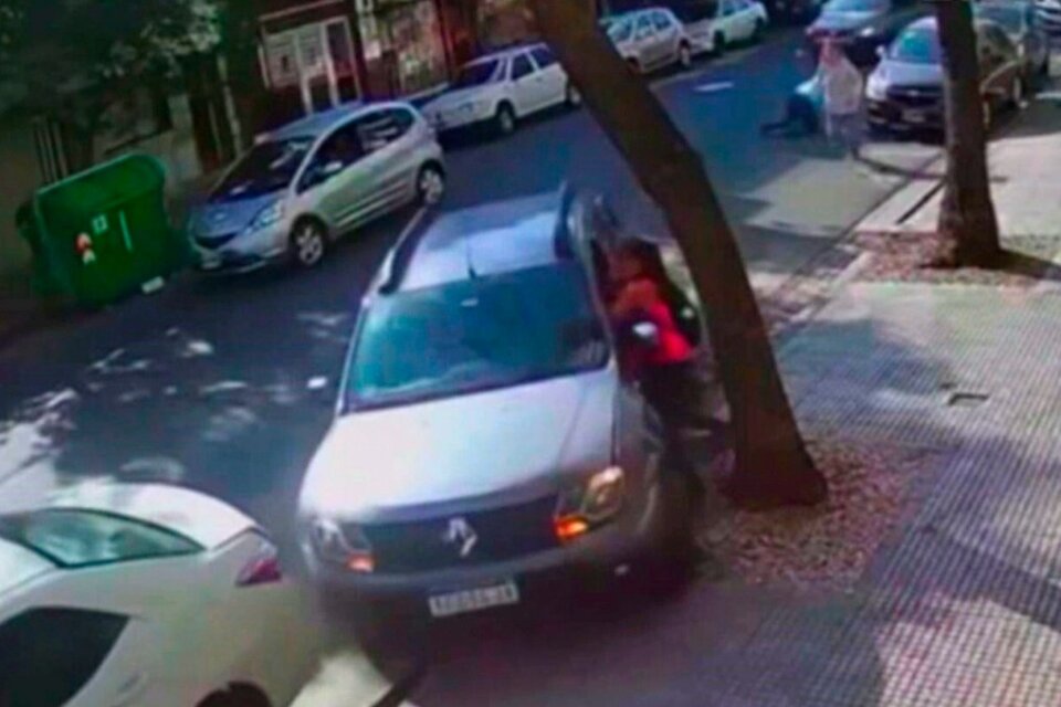 Dos mujeres se colgaron de la ventanilla y fueron arrastradas por los ladrones
