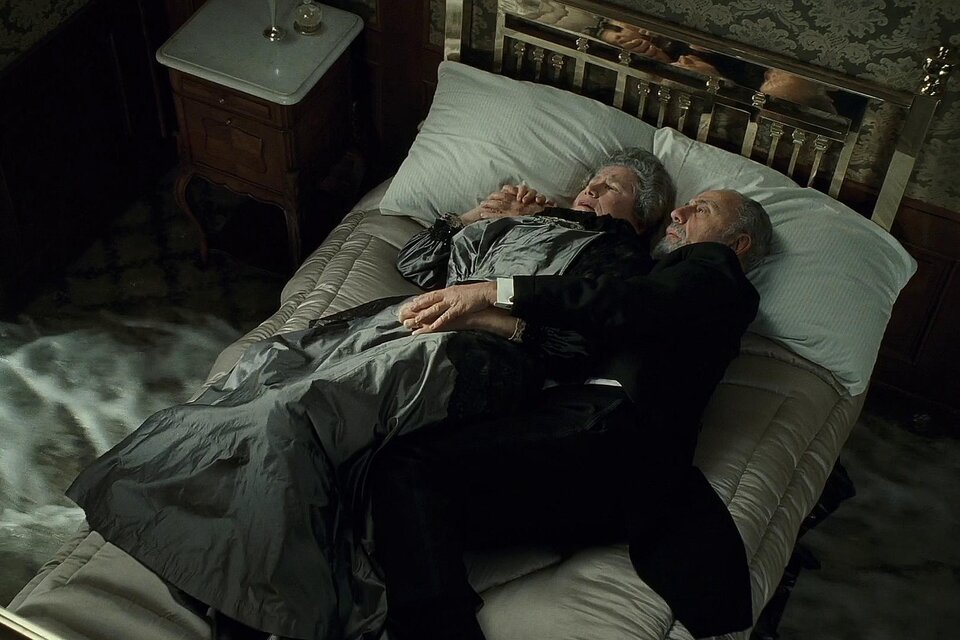La escena en la que una pareja de ancianos muere en Titanic. (Foto: 20th Century)
