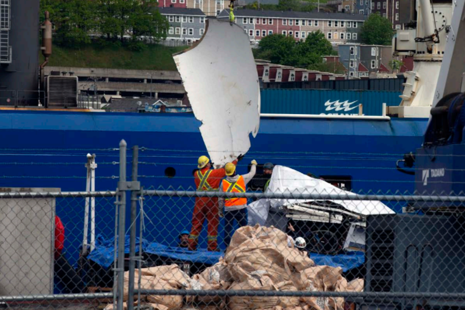 El momento del desembarco de los restos del Titán en un puerto en San Juan de Terranova, Canadá (Foto: captura de pantalla)