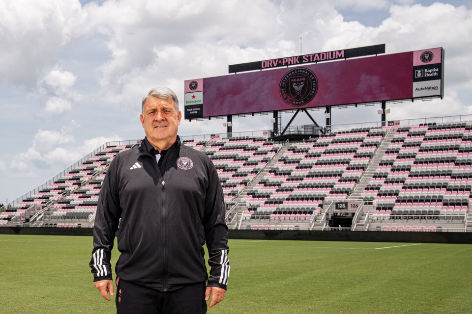 El Tata Martino posa en el pequeño estadio del Inter Miami (Fuente: Prensa Inter Miami)