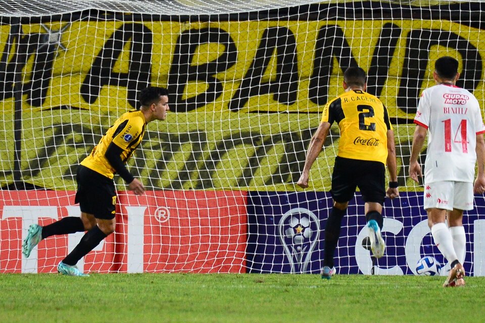 Huracán se equivocó mucho en Paraguay. Los dos goles de Guaraní fueron por penales claros (Fuente: EFE)