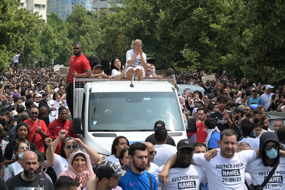 Mounia, madre de Nahel, viaja en camioneta durante la manifestación en Nanterre. (Fuente: AFP)