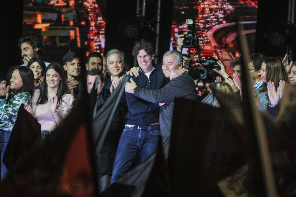 El abrazo entre Martín Lousteau y Gerardo Morales al cierre del acto. (Fuente: Guadalupe Lombardo)