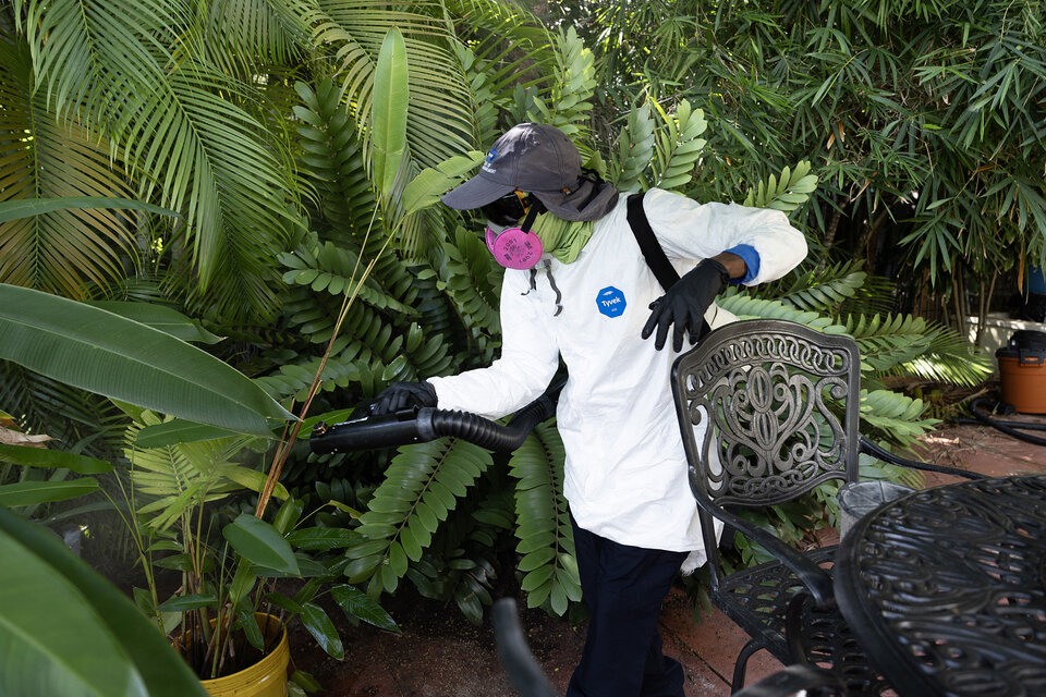 El departamento de control de mosquitos de Miami-Dade rocía con pesticida algunos barrios para matar mosquitos adultos (Fuente: AFP)