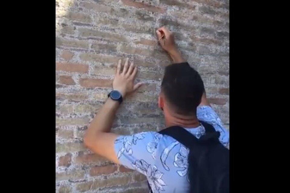 El turista inscribió con una llave en el muro de 2000 años. Imagen: captura de video