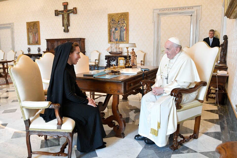 Stella Assange conversa con el Papa en el Vaticano. (Fuente: AFP)