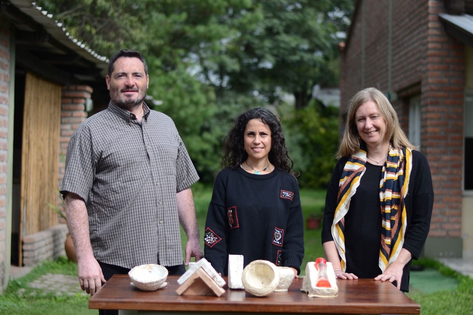 Roberto, Macarena y Ayelén son tres socios de Fungipor, la empresa que produce embalajes biodegradables para combatir a los plásticos de un solo uso. (Foto: Fungipor)