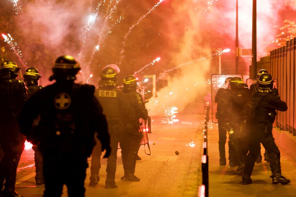 Manifestantes disparan fuegos artificiales contra la policía en Nanterre. (Fuente: NA)
