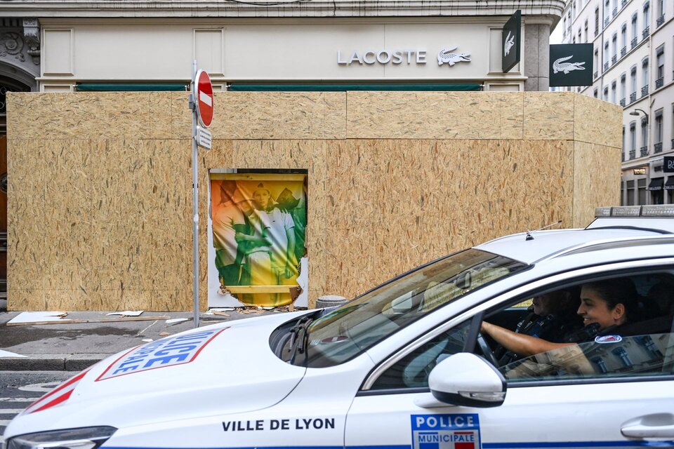 El local de Lacoste en Lyon, tapiado después de haber sido saqueado.  (Fuente: AFP)