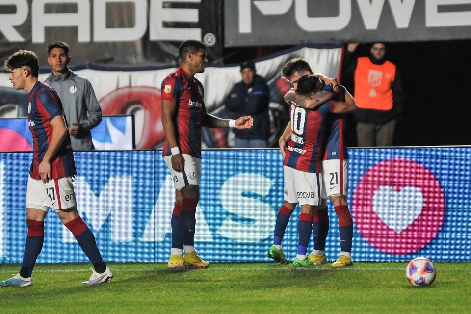Barrios se abraza con Braida, autor del gol del triunfo azulgrana (Fuente: Julio Martín Mancini)