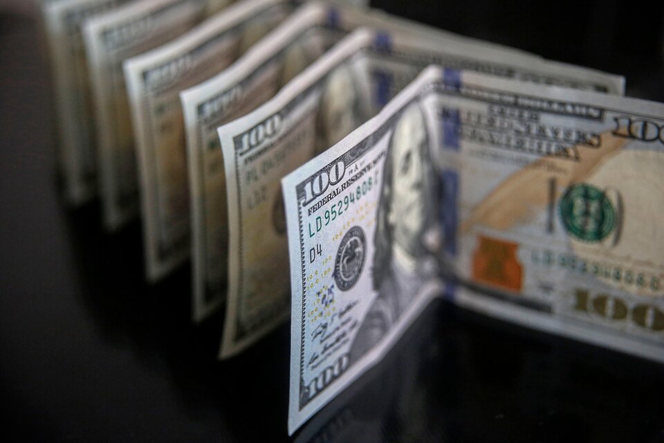 La escasez de dólares va agudizando a medida que se prolonga el rasgo bimonetario de la economía. (Fuente: AFP)