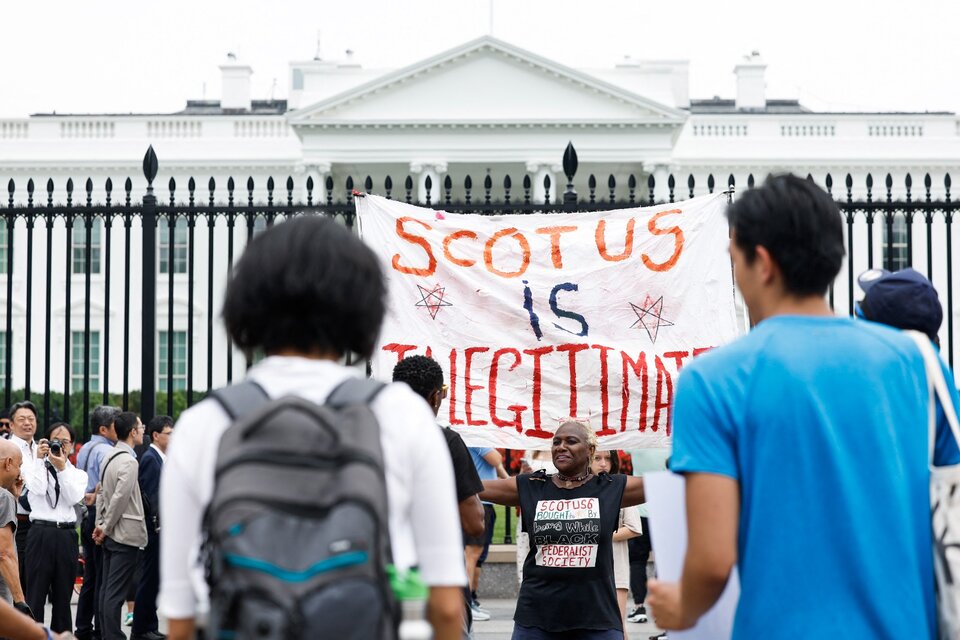 Estudiantes protestan frente a la Corte Suprema de EE.UU. por un fallo sobre préstamos  universitarios. (Fuente: AFP)