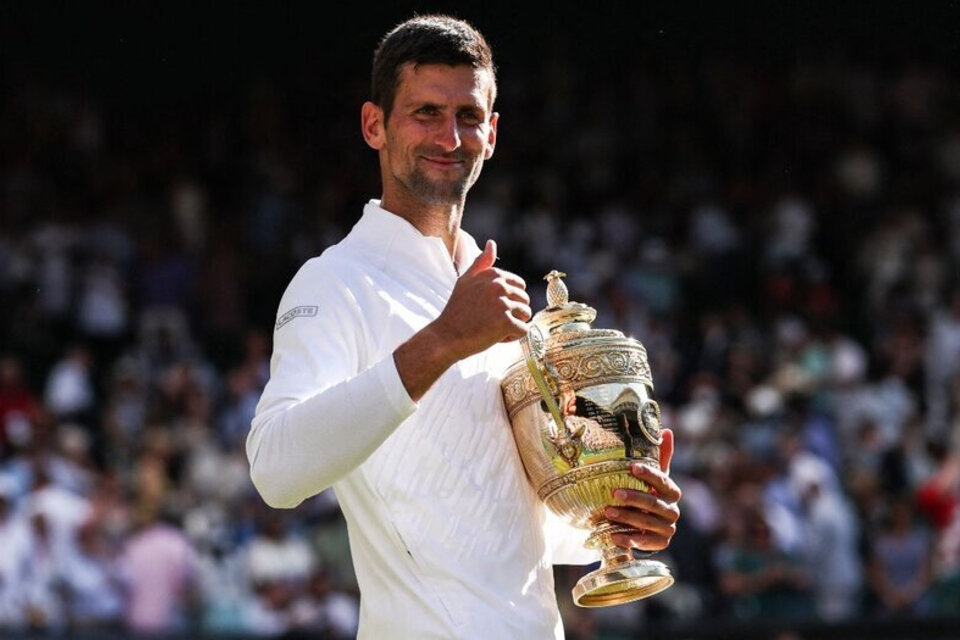 Novak Djokovic con el trofeo de Wimbledon 2022. (Fuente: AFP)