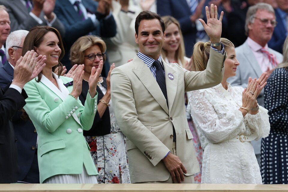 Roger Federer devuelve los aplausos con un saludo. A su derecha, la princesa Kate Middleton y, a su izquierda, su esposa Mirka (Fuente: AFP)