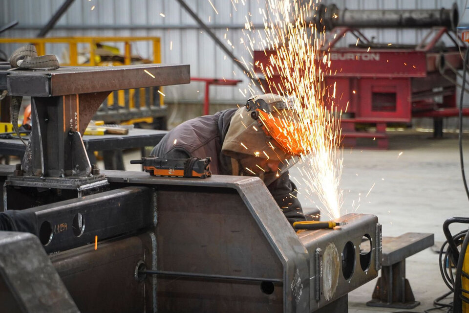 Los trabajadores metalúrgicos y de la construcción tenían prevista una revisión salarial a mitad de este año. (Fuente: NA)
