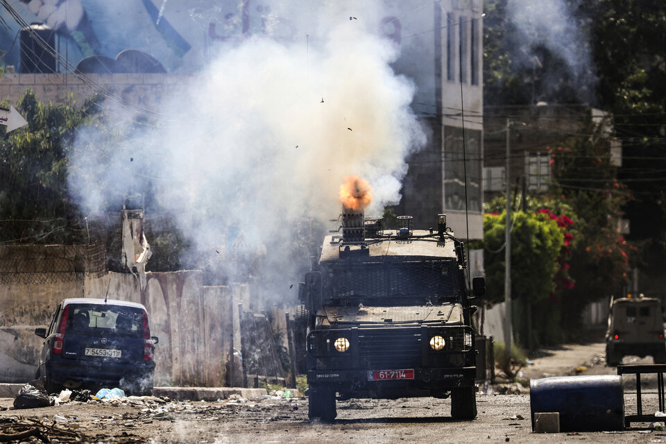 Un vehículo blindado israelí dispara gases lacrimógenos en Yenin, Cisjordania. (Fuente: AFP)