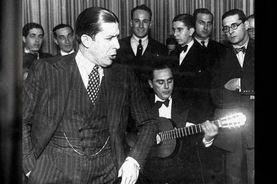 Gardel cantando en radio LT8, de Rosario, el 8 de junio de 1930.  