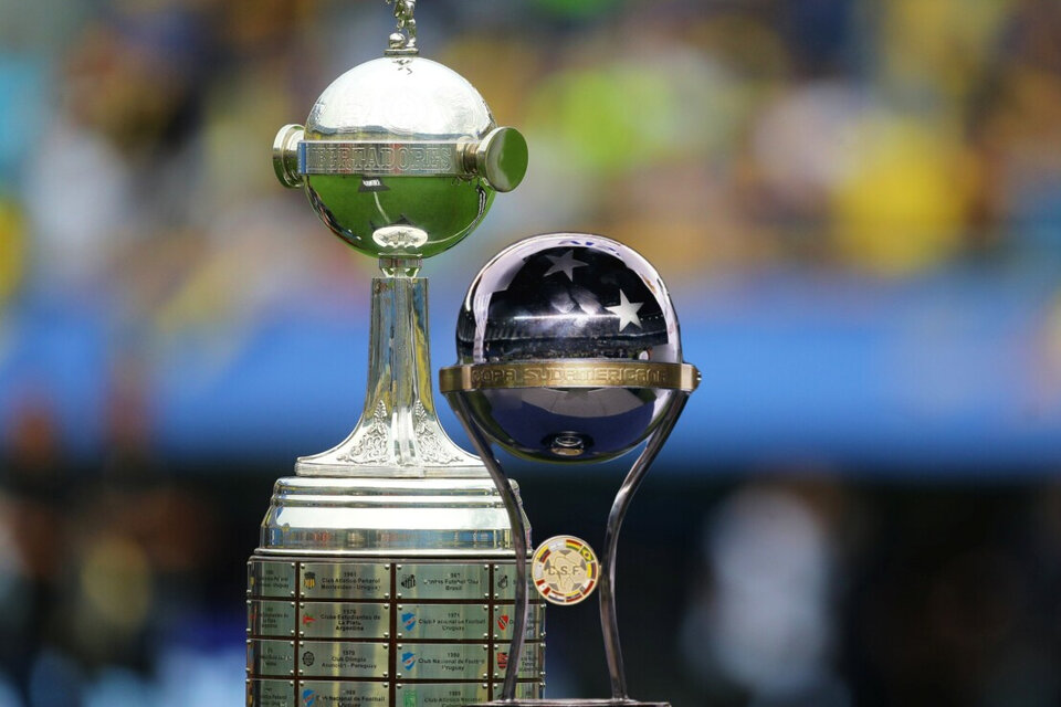 Los trofeos de la Copa Libertadores y Sudamericana.