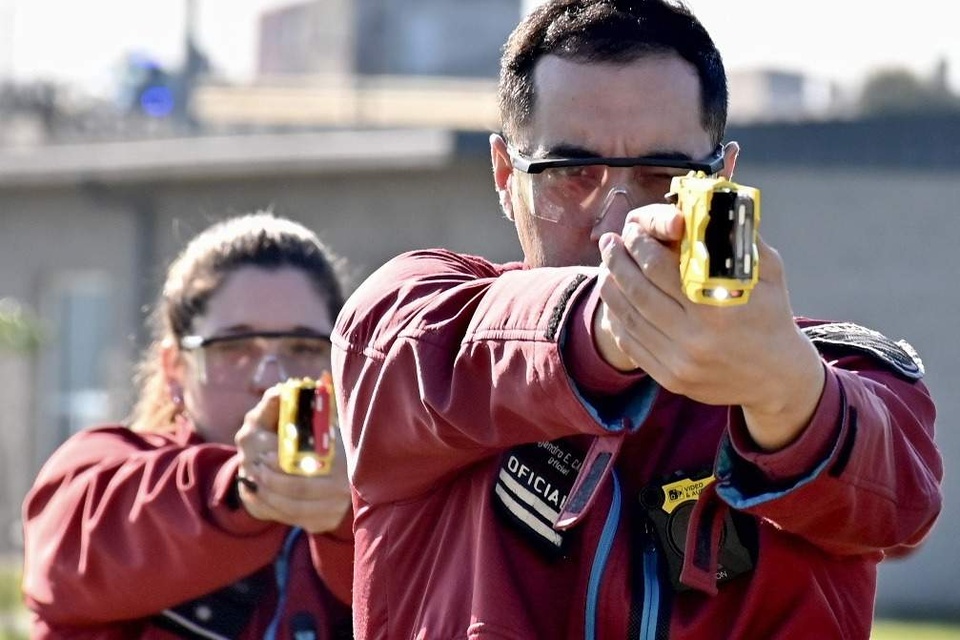 Anuncian que efectivos de la Policía de la Ciudad portarán pistolas Taser a partir del 17 de julio | Nuevas armas para la policía porteña | Página|12