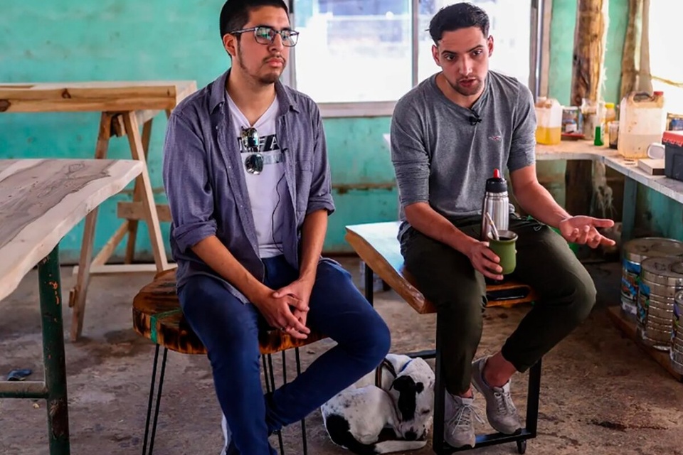 Leonardo Sosa y Jonathan Morel en la carpintería de Boulogne. (Fuente: EFE)