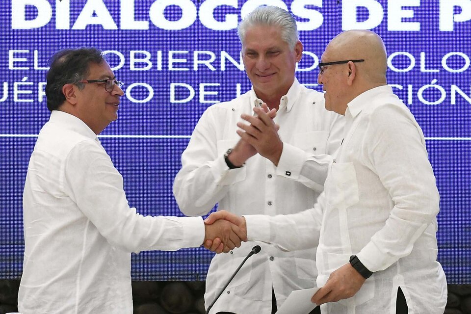 Petro saluda al líder del ELN, Antonio García, en La Habana.