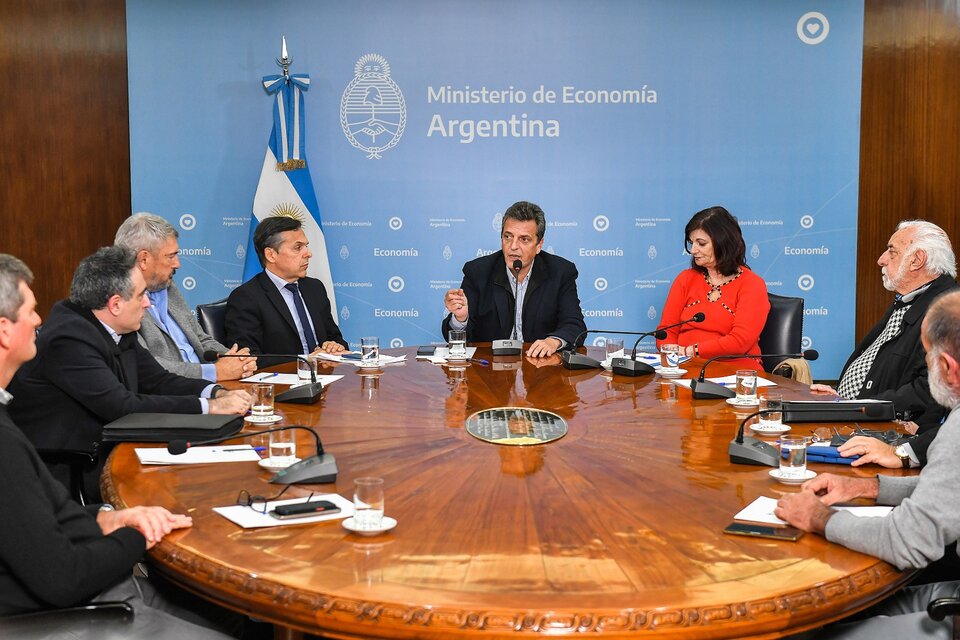 Sergio Massa encabeza la reunión con empresarios y sindicalistas del transporte. (Fuente: Prensa Ministerio Economia)