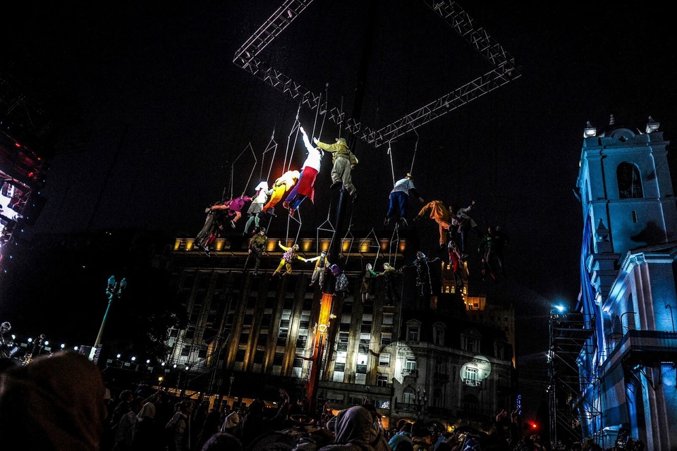 Bailarines aéreos y más de 100 artistas para conmemorar los 40 años de democracia en Argentina.  (Fuente: Télam)