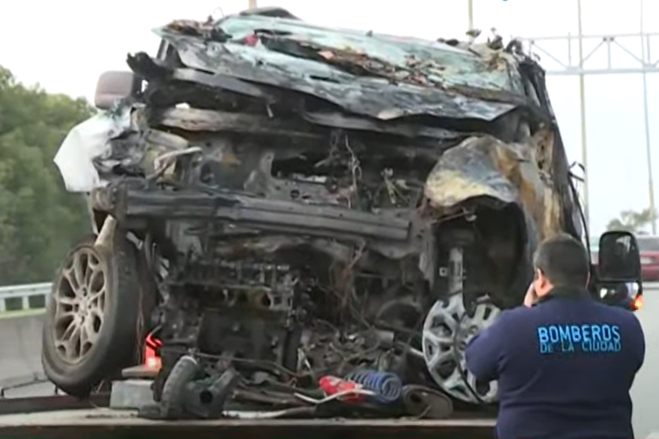 El auto volcó y se incendió al costado de la autopista tras el accidente en General Paz en el que murió una persona. (Foto: captura de TV)