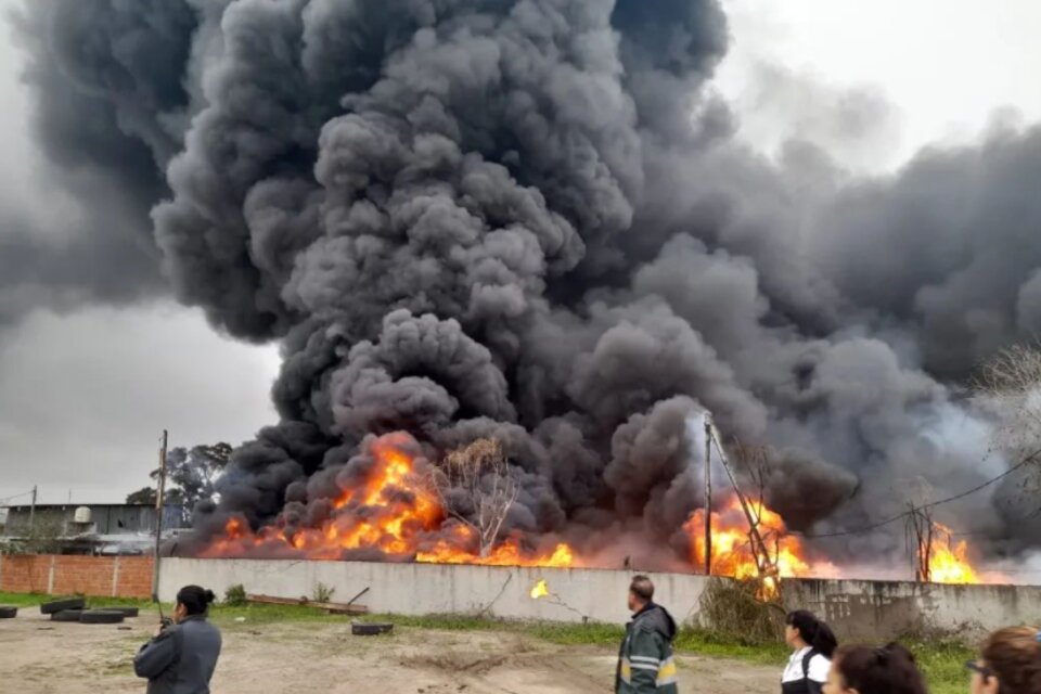 Impactante incendio en un depósito de una cooperativa de cartoneros en Villa Fiorito 