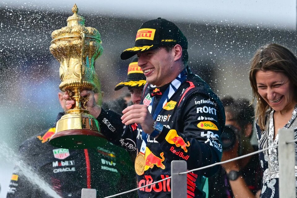 Verstappen levanta la el trofeo en Gran Bretaña (Fuente: AFP)