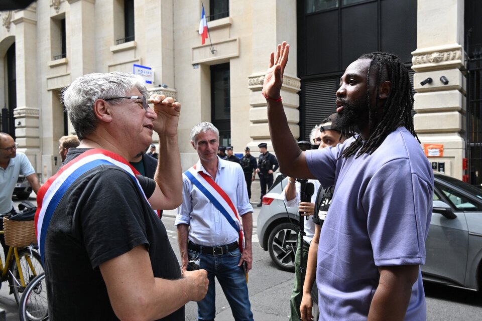 En la protesta participaron los diputados de Francia Insumisa, Eric Coquerel y Thomas Portes.