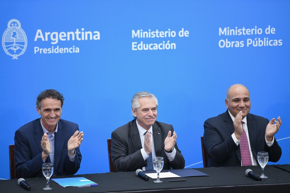 Alberto Fernández junto a Gabriel Katopodis y el gobernador de Tucumán, Juan Manzur.  (Fuente: NA)
