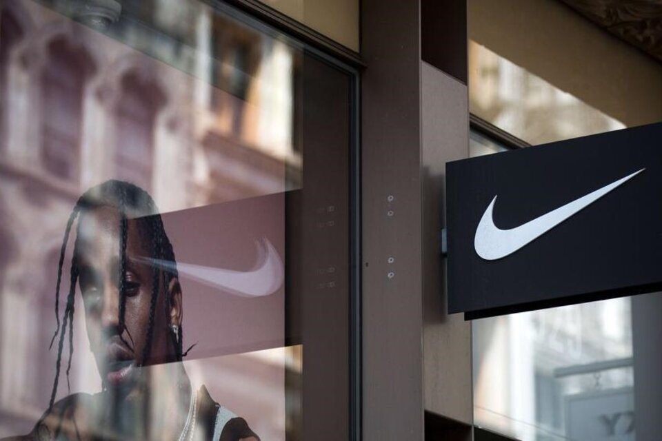 Canadá abrió una investigación contra Nike por denuncias de explotación laboral de uigures en China (Fuente: AFP)