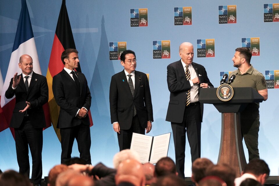 Elcanciller alemán Olaf Scholz, el presidente francés Emmanuel Macron, el premier japonés Fumio Kishida, el presidente estadounidense Joe Biden y el  ucraniano Volodimir Zelenski durante la presentación de la declaración de apoyo del G7 en Vilna. (Fuente: EFE)