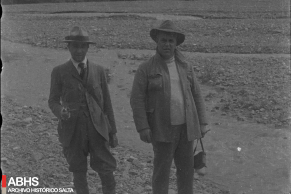 Juan Carlos Dávalos a la derecha de la imagen (Fuente: Mediateca del Archivo Histórico de Salta)