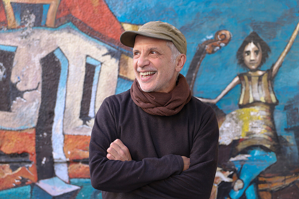Jorge Molina es docente de la Diplomatura en Arte Mural Urbano y es autor de cerca de 100 murales en Rosario.  (Fuente: Camila Casero)