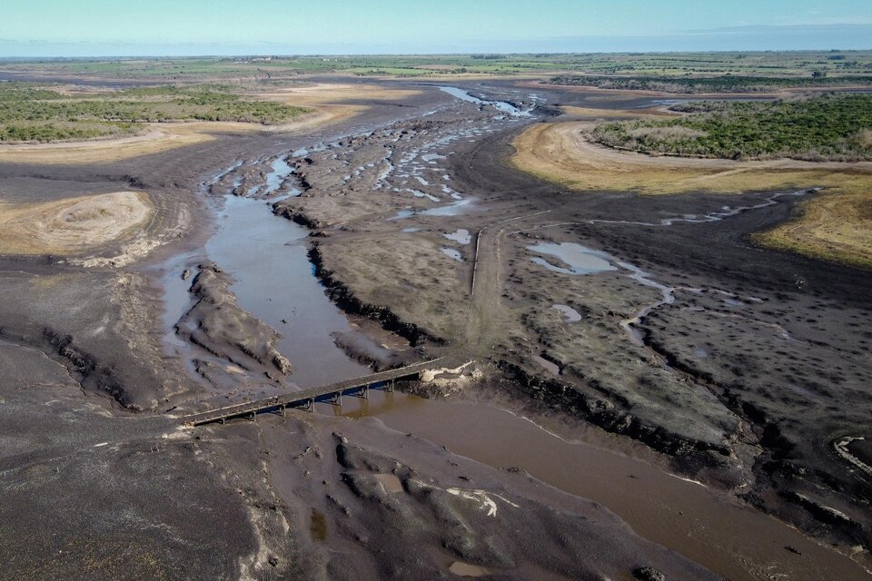 Imagen del embalse Paso Severino afectado por la sequía, en Canelones, Uruguay. (Fuente: EFE)