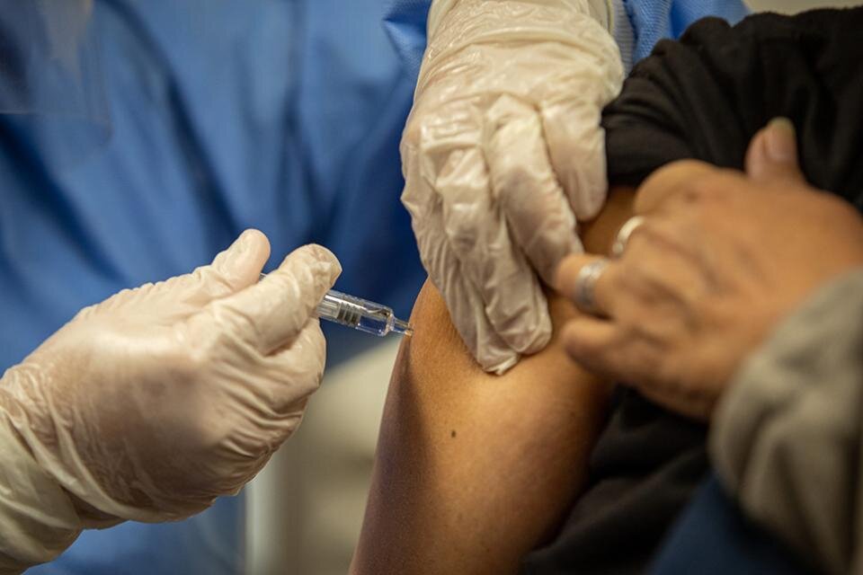 Por casos de fiebre amarilla en Brasil y Bolivia, el Ministerio de Salud recomendó vacunarse a los que viajan (Fuente: NA)