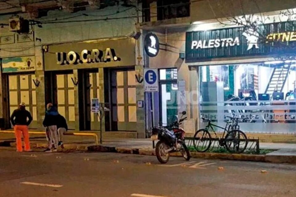 La sede de la UOCRA de Rosario, luego de la balacera. 