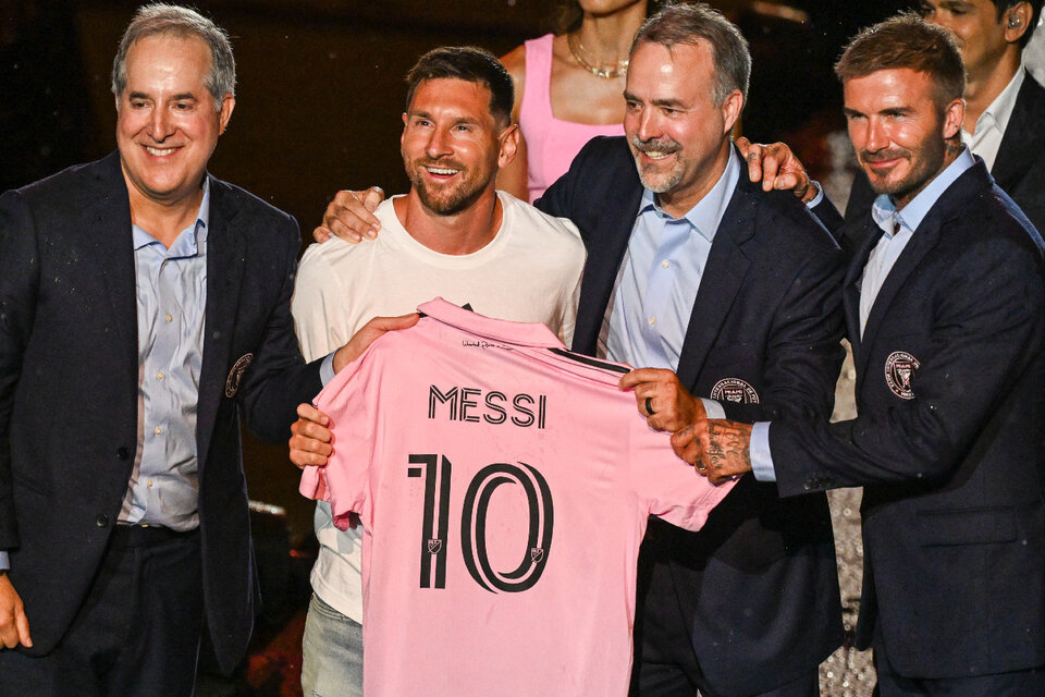Messi sostiene su camiseta junto a Jorge y José Mas Canosa y David Beckham, los dueños del Inter Miami. (Fuente: AFP)