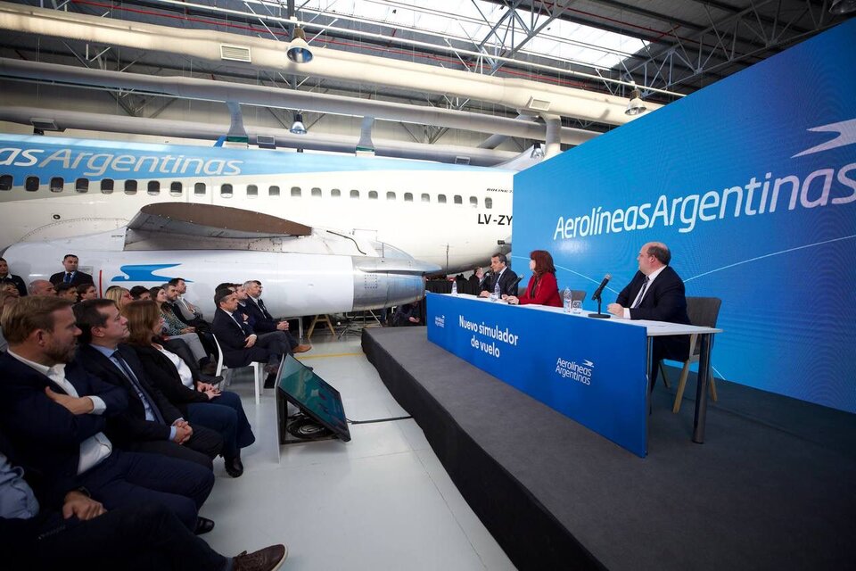 Sergio Massa y Cristina Kirchner durante la inauguración del nuevo simulador de vuelos de Aerolíneas Argentinas.