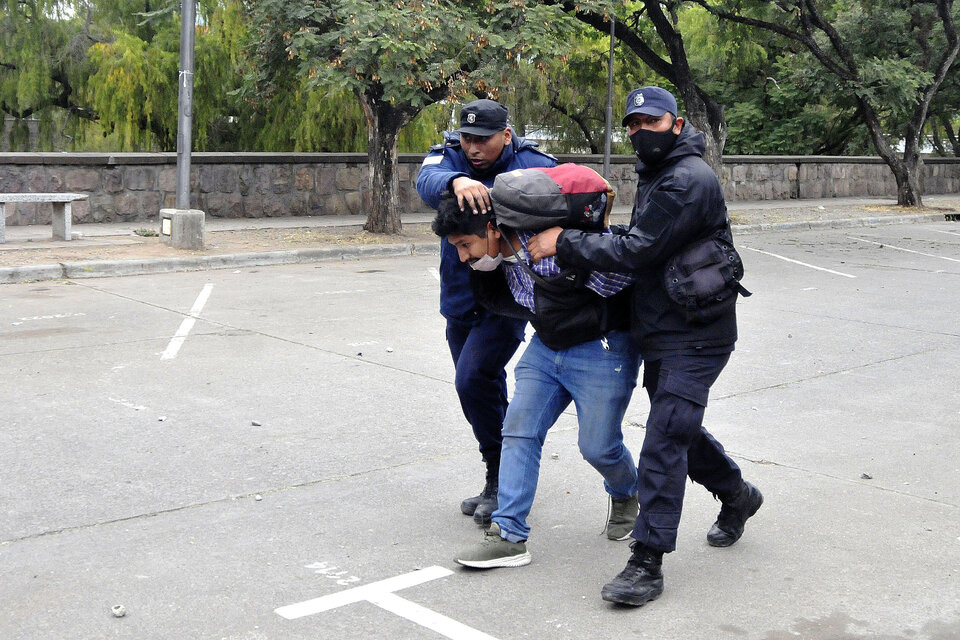 La policía de Gerardo Morales, durante la cacería de la semana pasada.   (Fuente: Télam)