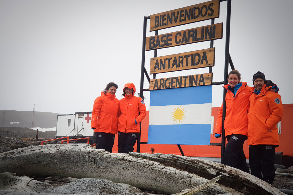Parte del equipo en la Base Carlini, una de las estaciones científicas en la Antártida. (Fuente: Maximiliano Rodríguez)