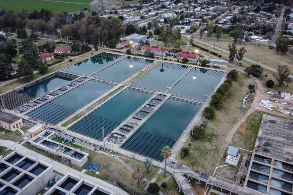 Fotografía aérea de la planta de tratamiento de aguas corrientes que abastece a los departamentos de Montevideo y Canelones. (Fuente: EFE)