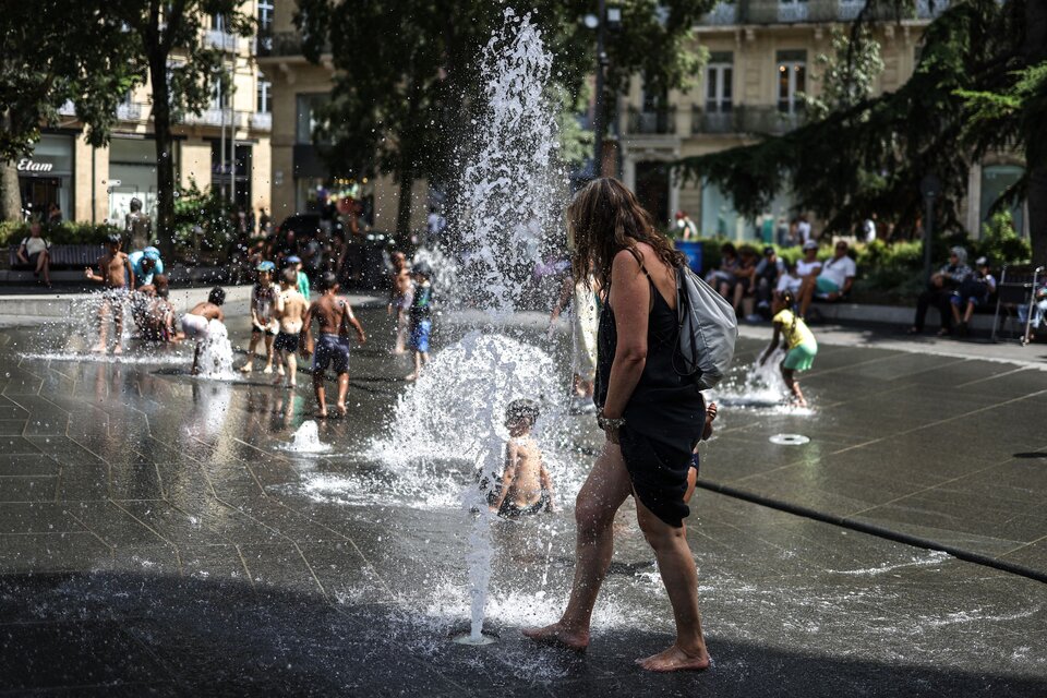 Chicos y grandes se refrescan en la ciudad de Toulouse, en Francia (Fuente: AFP)