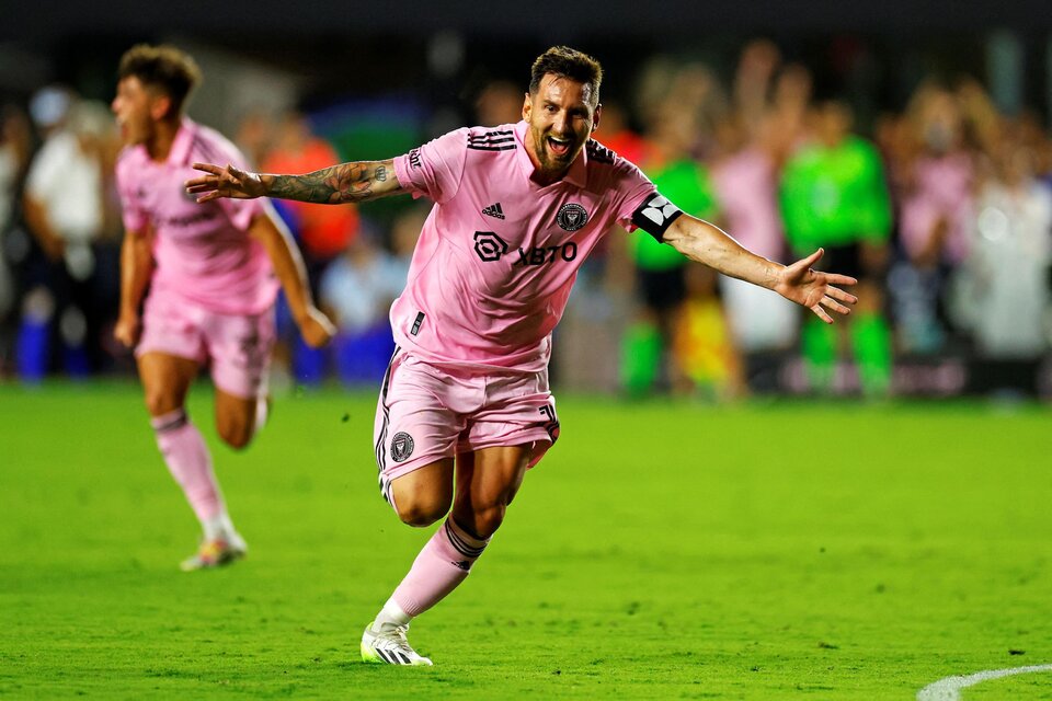 Debut soñado de Messi en Inter Miami: golazo agónico de tiro libre para darle el triunfo vs Cruz Azul (Fuente: AFP)