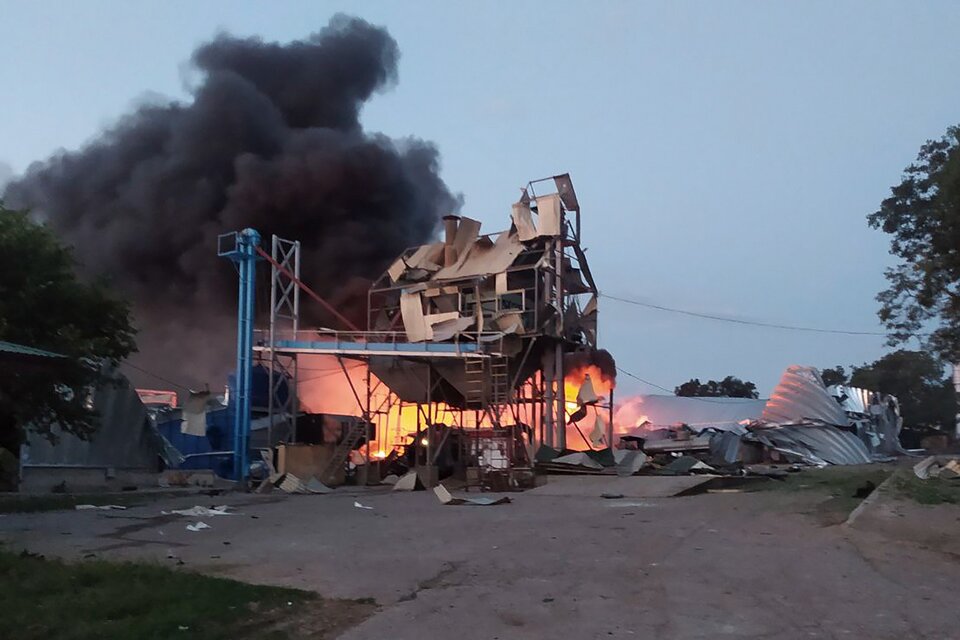 Una procesadora de granos bombardeada en Odesa. (Fuente: EFE)